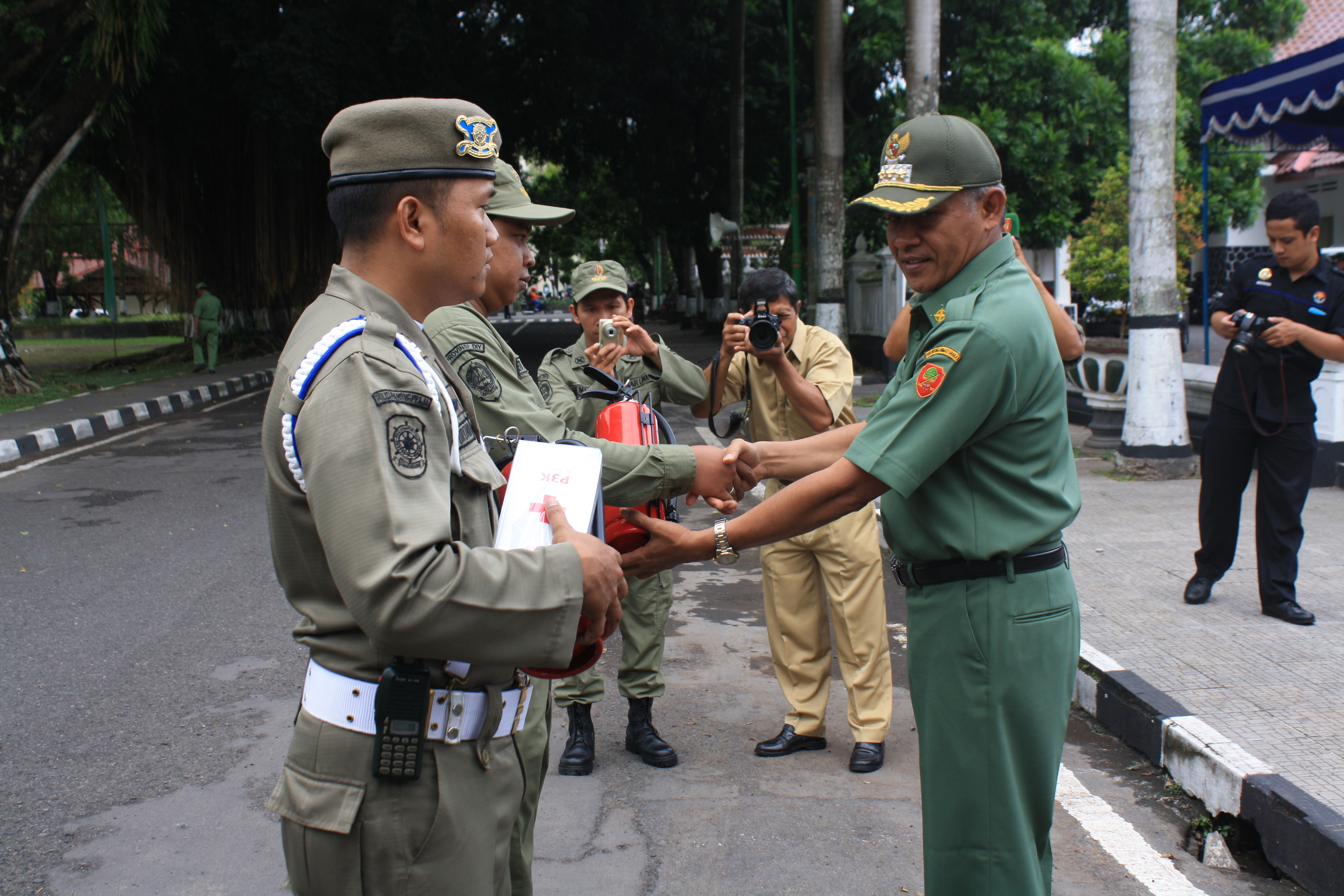 Bupati Sleman, Drs. H. Sri Purnomo M.SI memberikan bantuan dukungan operasional secara simbolis kepada perwakilan Satpol PP dan Satlinmas