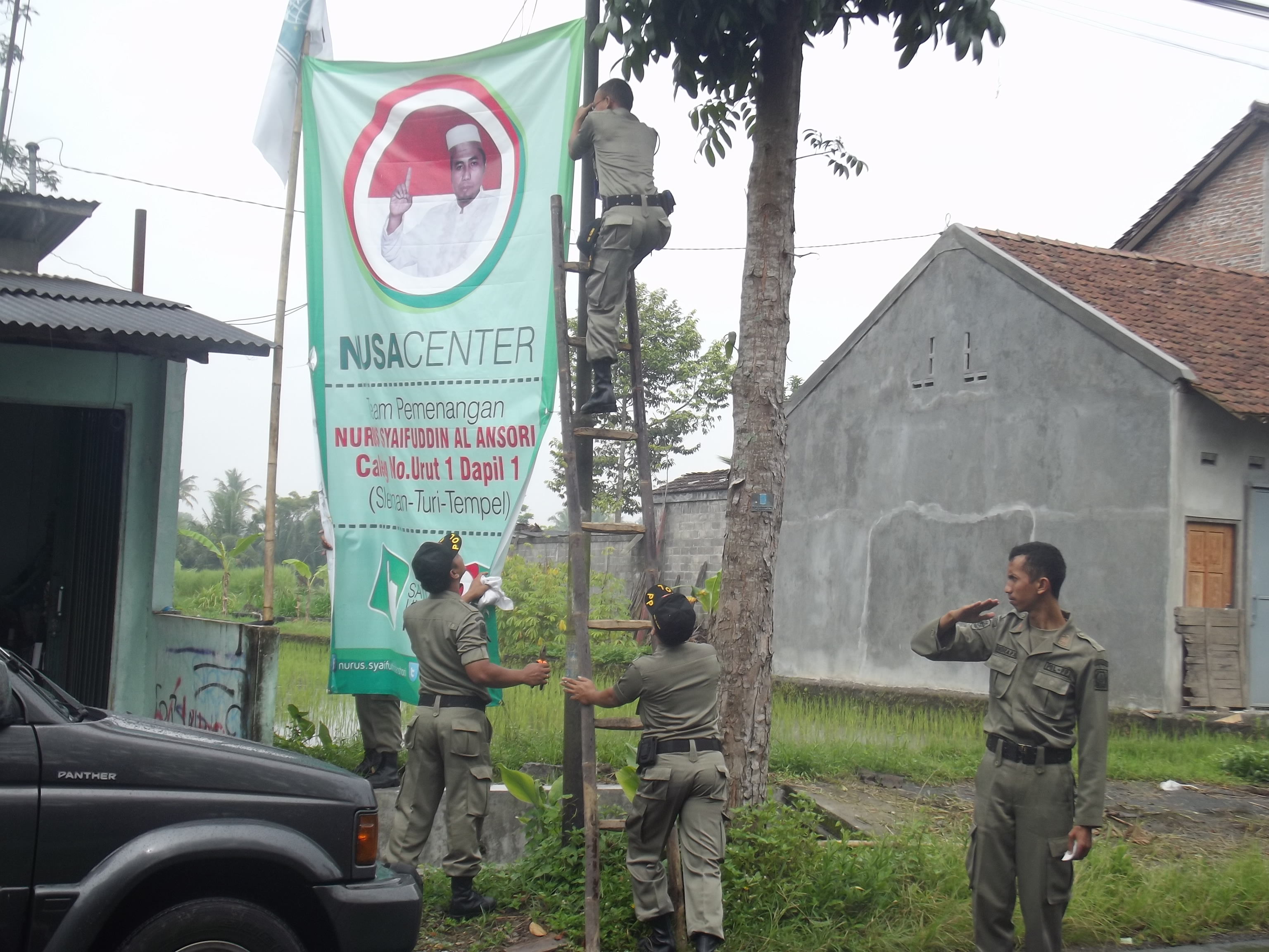 Pol PP Sleman tertibkan Atribut Kampanye
