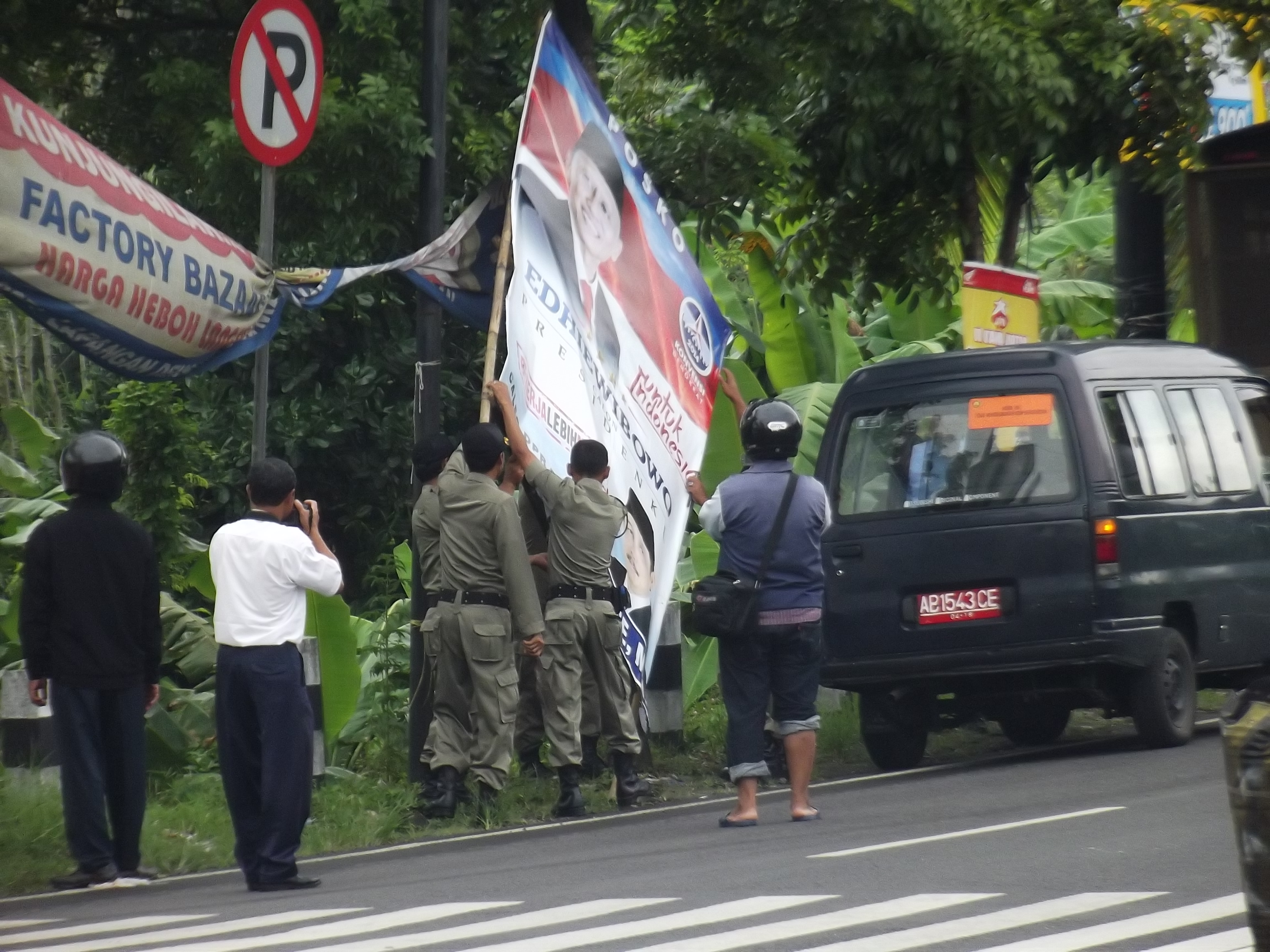 Penertiban Alat Peraga Kampanye di jalan magelang