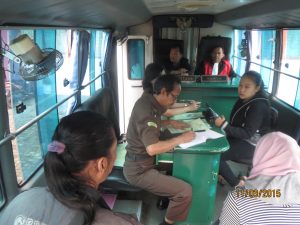 Para pelanggar disidang di tempat yakni dalam Bis Sidang