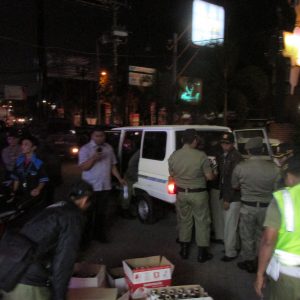 Petugas membawa Minuman Beralkohol ke Mobil untuk Disita