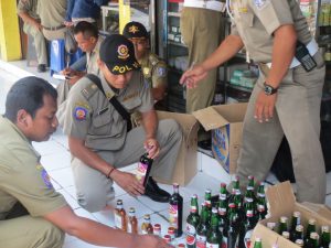 Petugas Satpol PP Sleman saat Operasi Miras