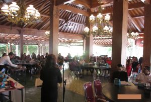 Peserta Sosialisasi dihibur Penyanyi dengan Organ Tunggal