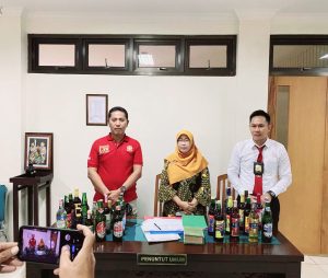 Kepala Satpol PP Sleman, Savitri (tengah) turut hadir menyaksikan Sidang, diapit Kasiop Tramtib (kaos merah) dan Penyidik (baju putih)